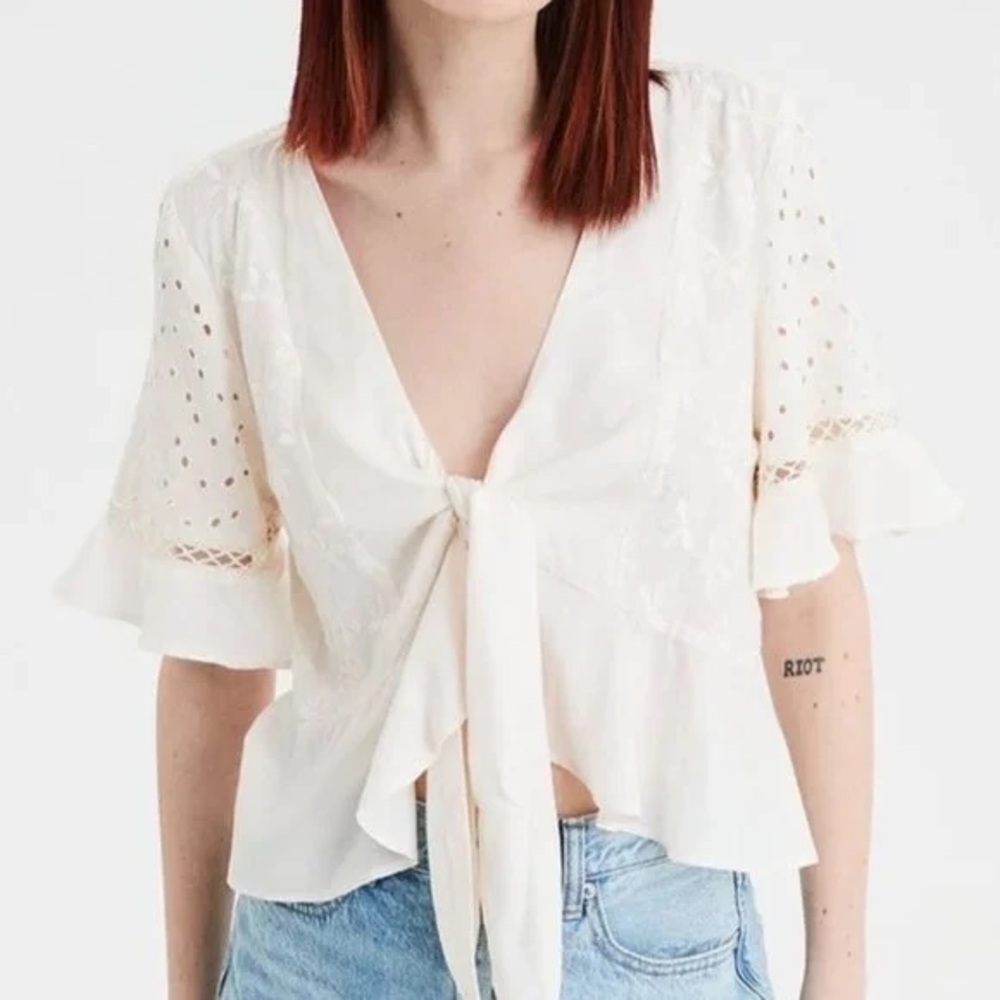 American Eagle cream tie front top. (Small)
